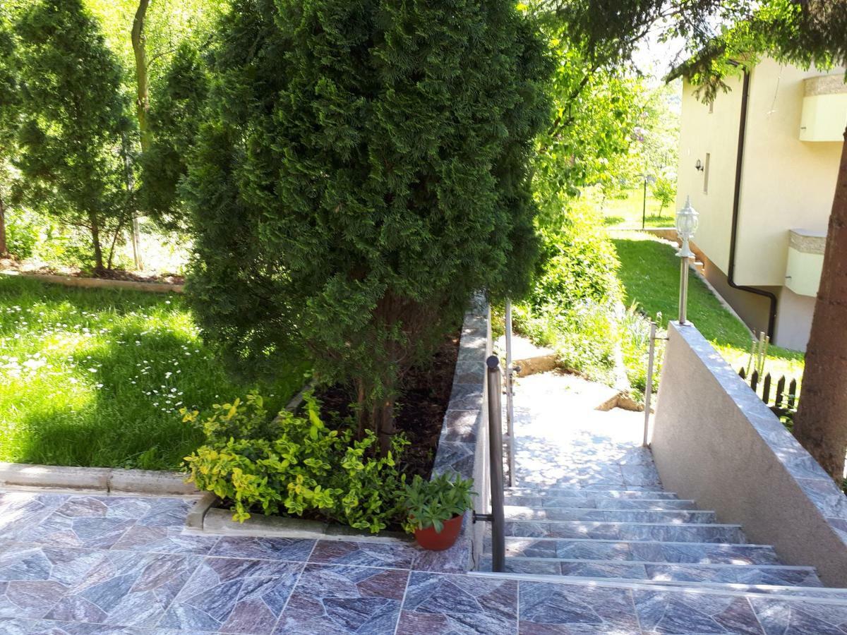 Obiteljski Apartman Borovi Visoko Buitenkant foto